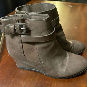 Women‎ Unisa Unterrance Wedge heel booties. Size 10. Tan/taupe S6